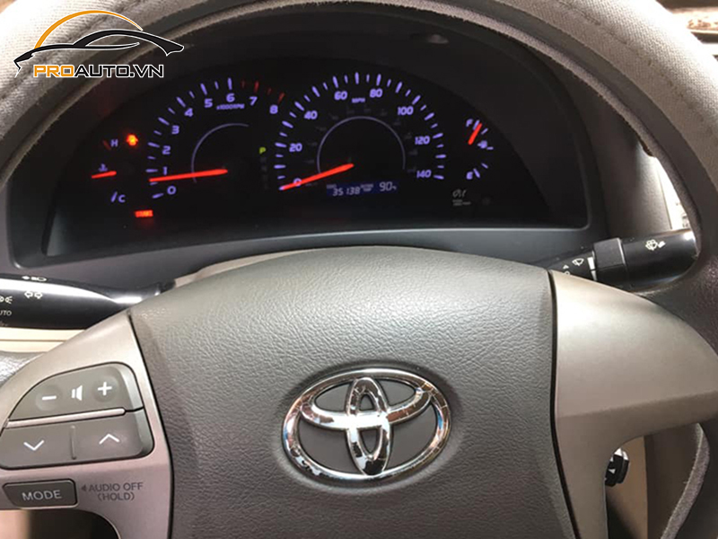 Lắp cảm biến áp suất lốp cho xe Toyota Camry