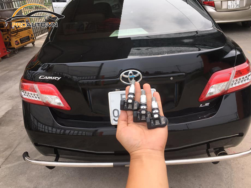 Lắp cảm biến áp suất lốp cho xe Toyota Camry