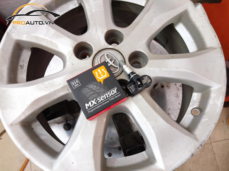 Lắp cảm biến áp suất lốp cho xe Toyota Camry