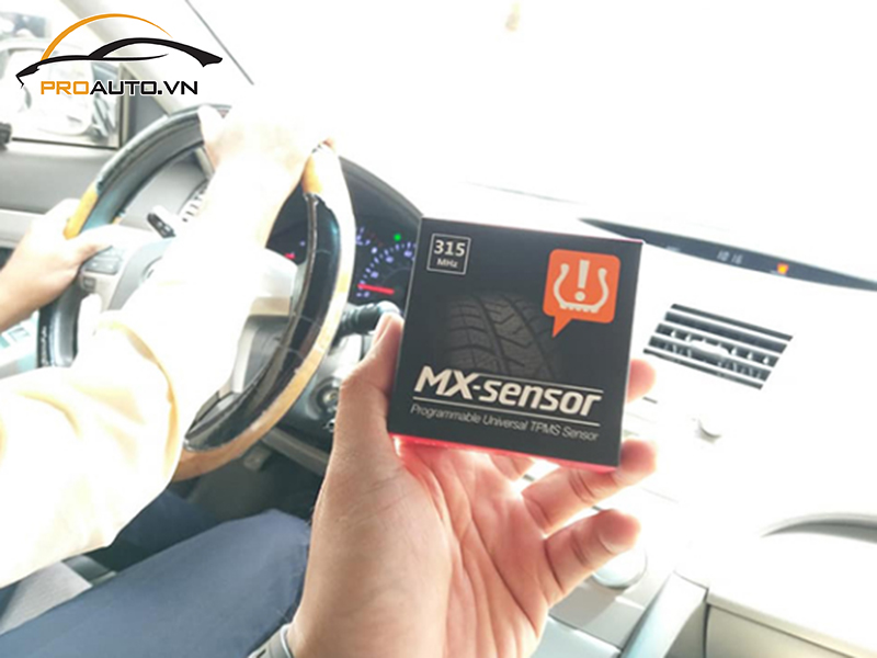 Lắp cảm biến áp suất lốp cho xe Toyota Camry