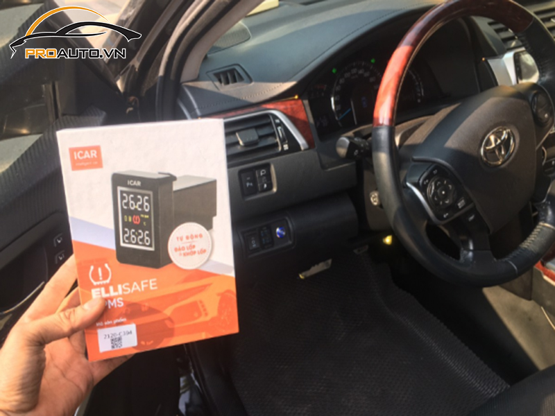 Lắp cảm biến áp suất lốp cho xe Toyota Camry