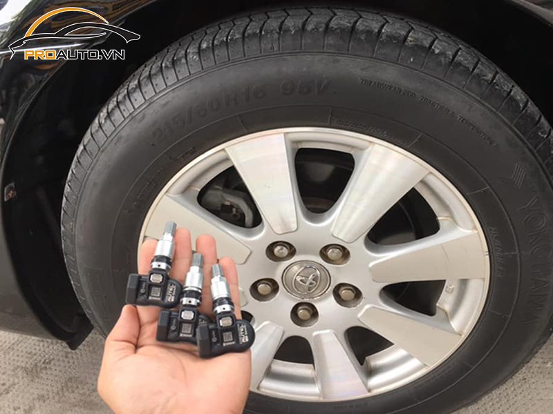 Lắp cảm biến áp suất lốp cho xe Toyota Camry