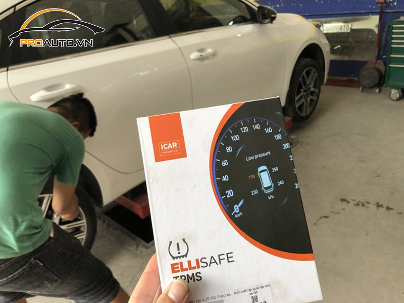 Lắp cảm biến áp suất lốp cho xe Kia Cerato
