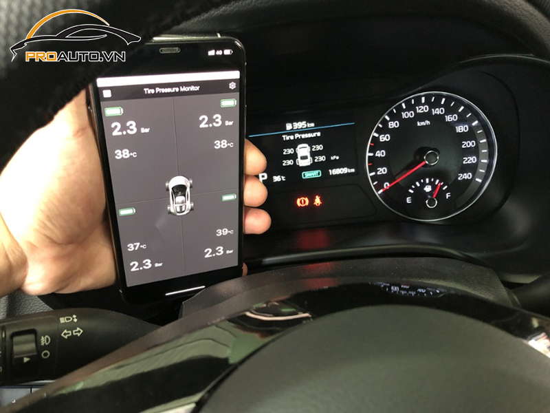 Lắp cảm biến áp suất lốp cho xe Kia Cerato