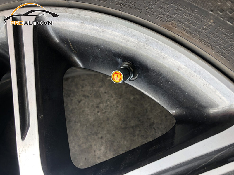 Lắp cảm biến áp suất lốp cho xe Kia Cerato