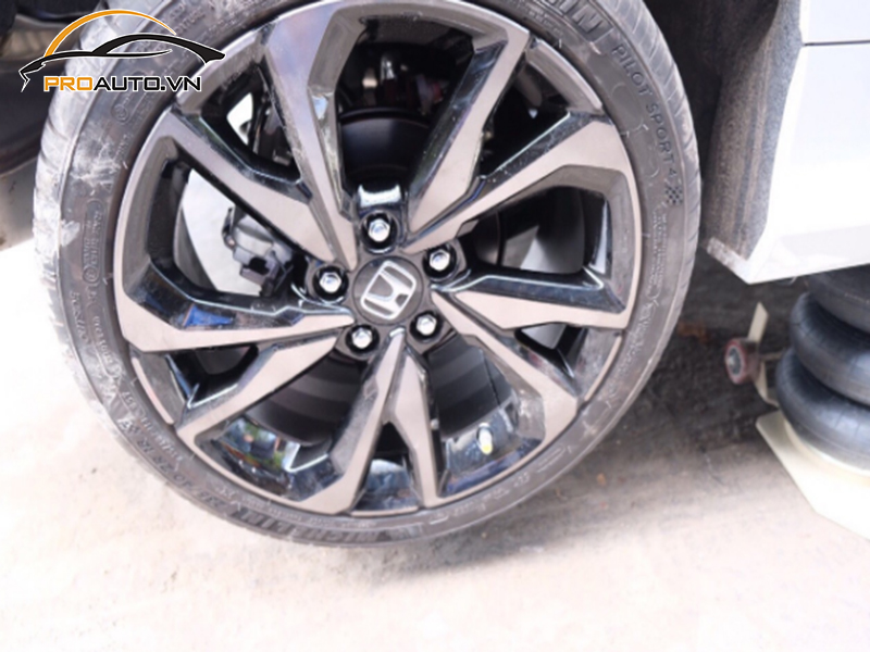 Lắp cảm biến áp suất lốp cho xe Honda Civic