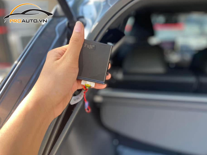 Lắp cảm biến áp suất lốp cho xe Toyota Corolla Cross