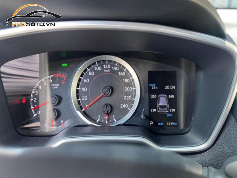 Lắp cảm biến áp suất lốp cho xe Toyota Corolla Cross