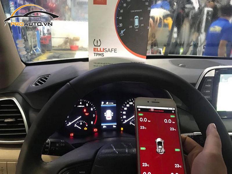 Lắp cảm biến áp suất lốp cho xe Toyota Cross