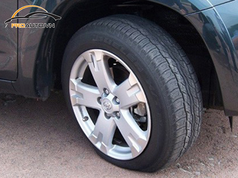 Lắp cảm biến áp suất lốp cho xe Toyota Cross