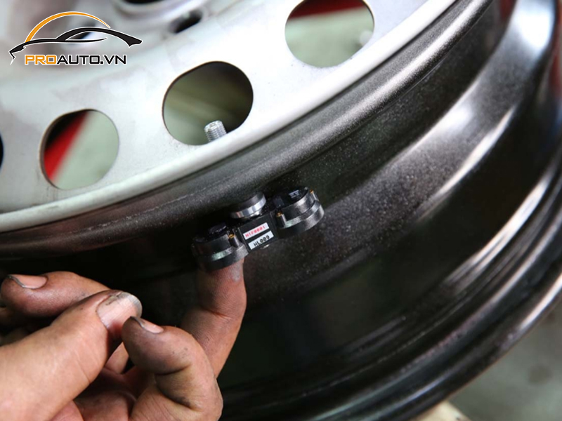 Lắp Cảm Biến Áp Suất Lốp Cho Xe Aston Martin DB11