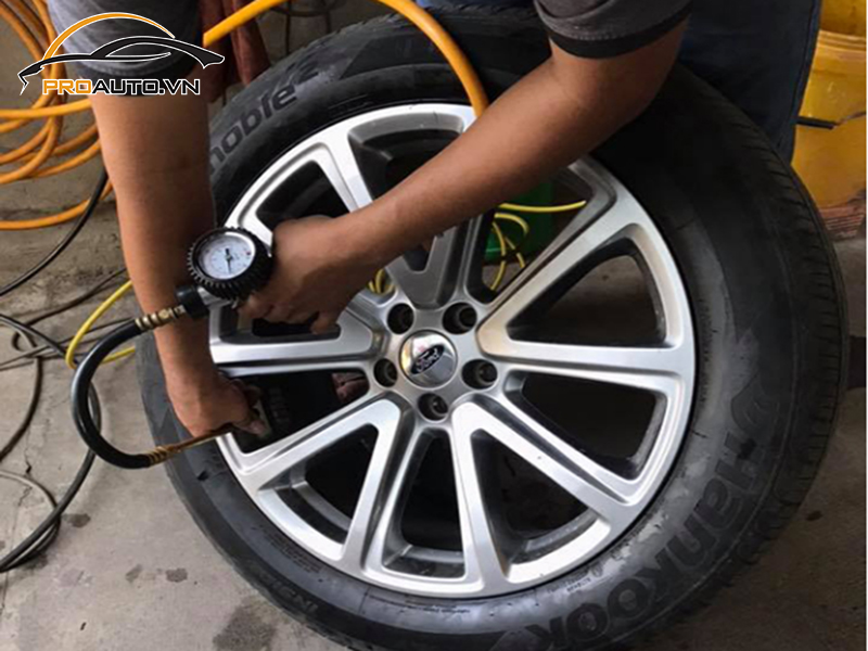 Lắp Cảm Biến Áp Suất Lốp Cho Xe Ford Explorer