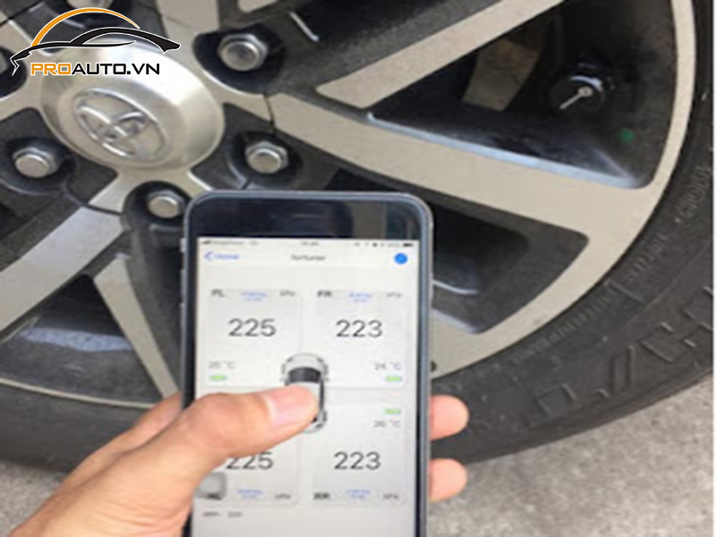 Lắp cảm biến áp suất lốp cho xe Toyota Fortuner