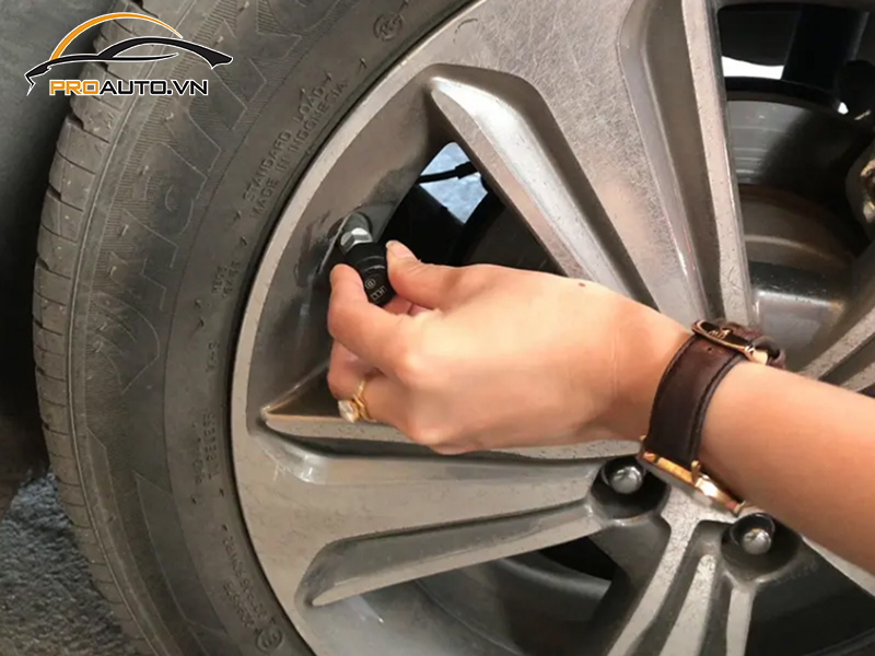 Lắp Cảm Biến Áp Suất Lốp Cho Xe Mercedes Benz GLC 300