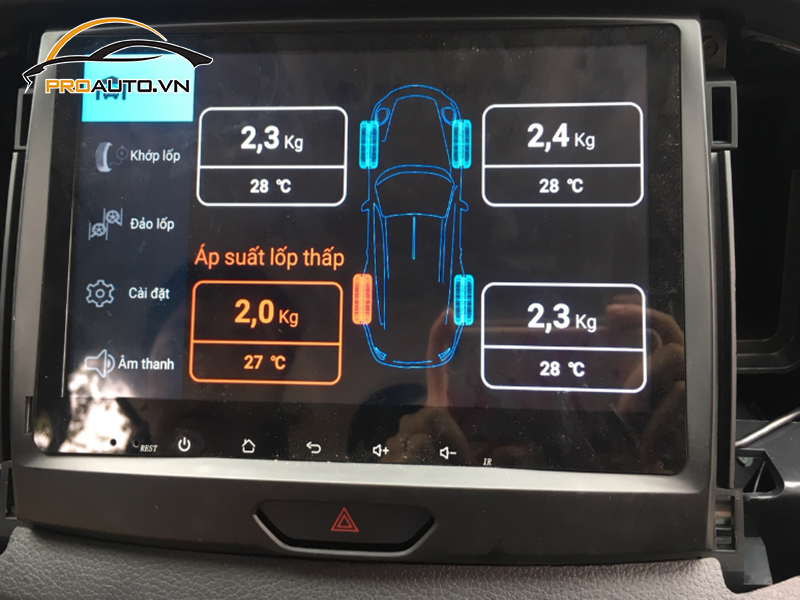 Lắp cảm biến áp suất lốp cho xe Hyundai Genesis