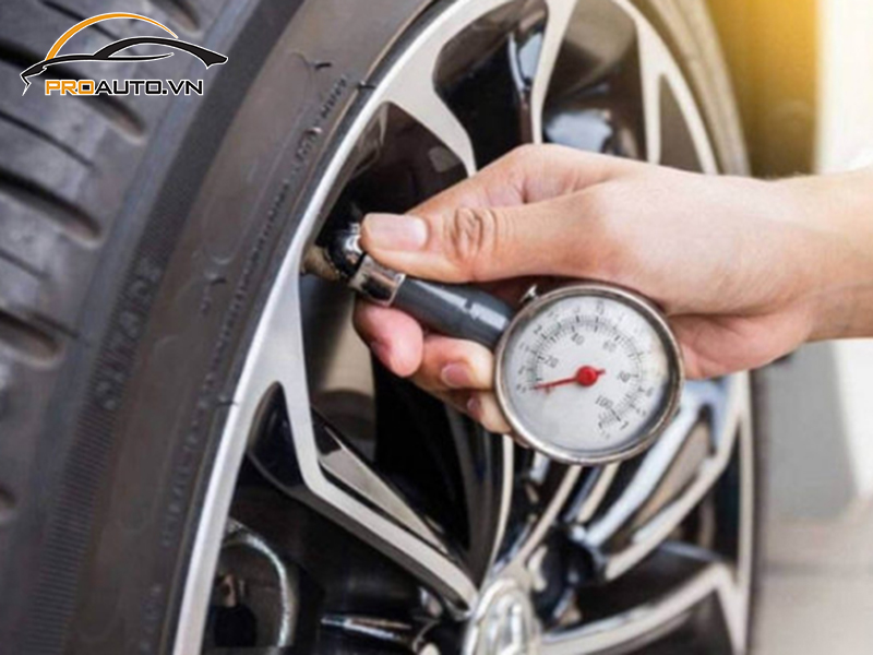 Lắp cảm biến áp suất lốp cho xe Hyundai Genesis