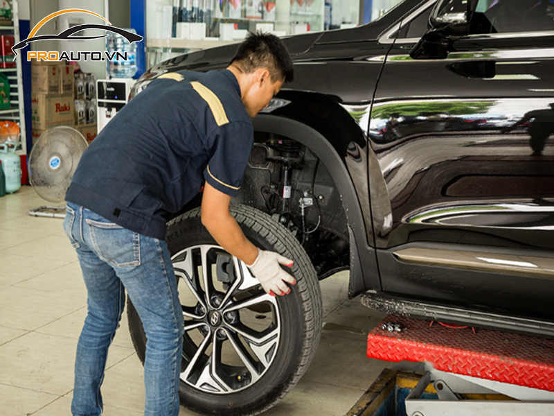 Lắp cảm biến áp suất lốp cho xe Hyundai Grand i10