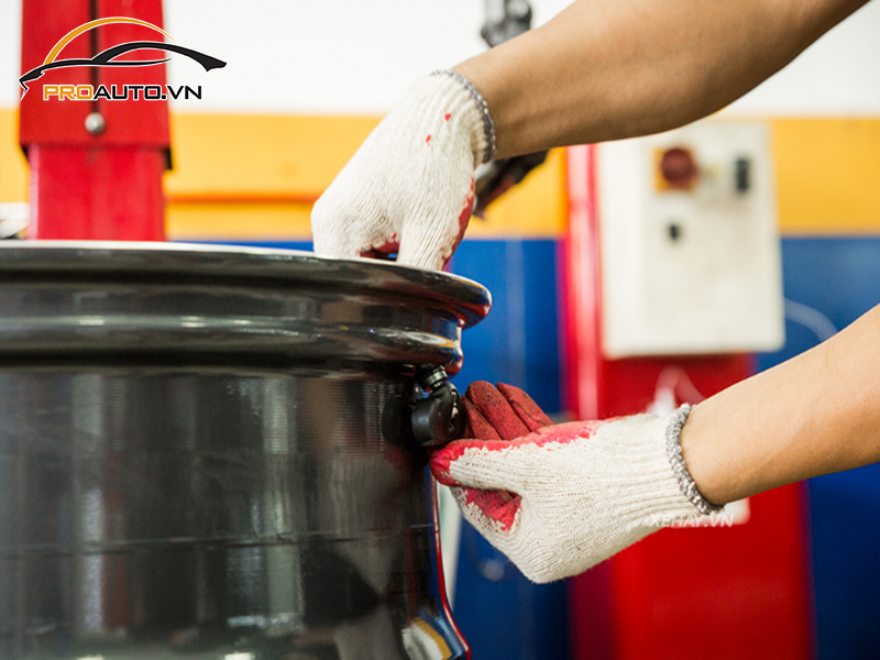 Lắp cảm biến áp suất lốp cho xe Hyundai Grand i10