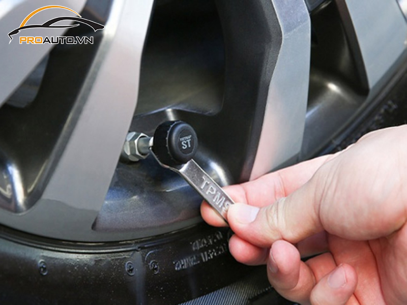 Lắp cảm biến áp suất lốp cho xe Toyota Hiace