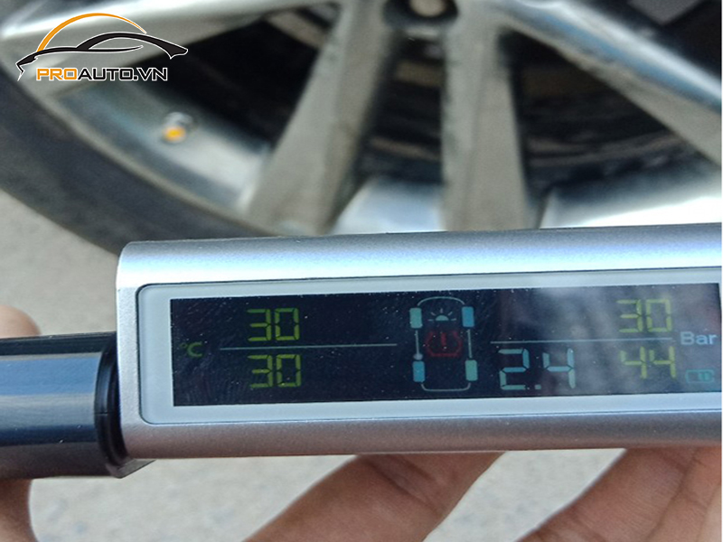 Lắp cảm biến áp suất lốp cho xe Toyota Hiace