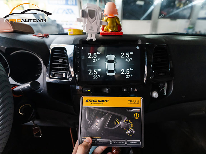 Lắp cảm biến áp suất lốp cho xe Toyota Hilux