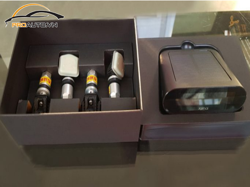 Lắp cảm biến áp suất lốp cho xe Toyota Hilux