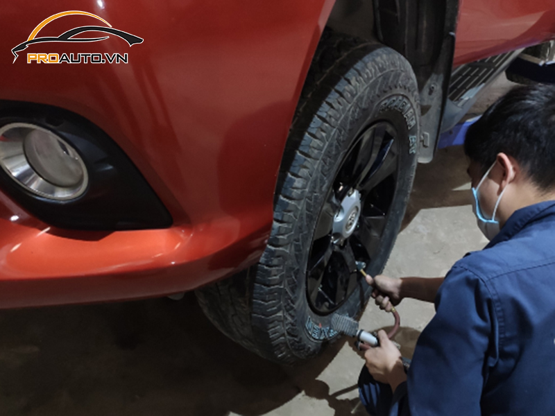 Lắp cảm biến áp suất lốp cho xe Toyota Hilux