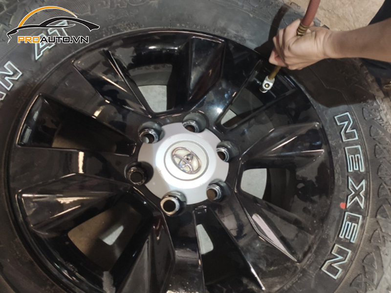 Lắp cảm biến áp suất lốp cho xe Toyota Hilux