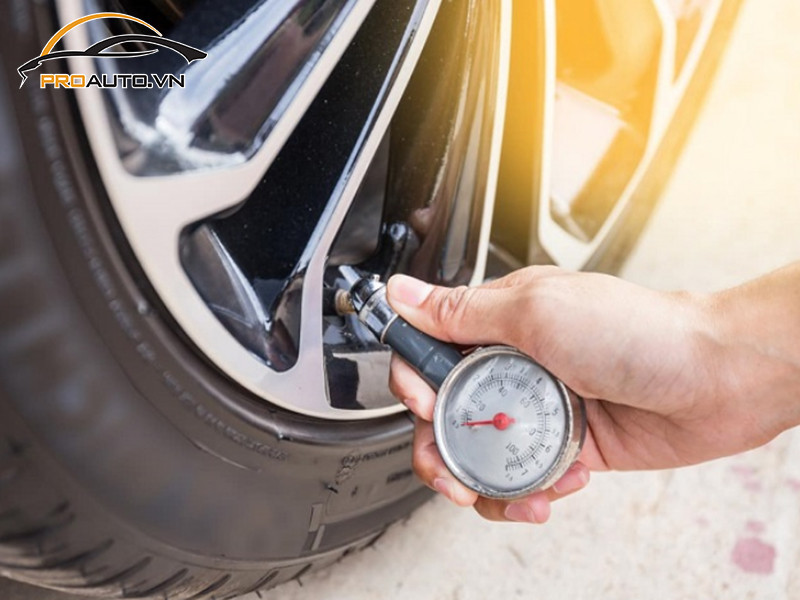 Lắp cảm biến áp suất lốp cho xe Toyota Innova