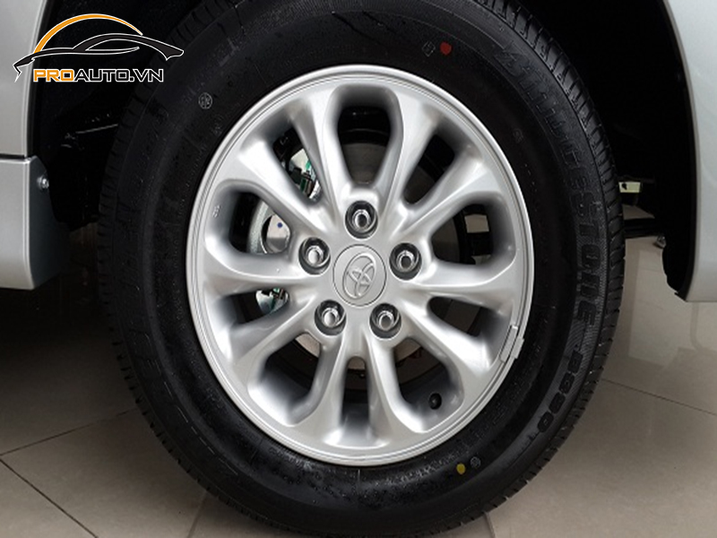 Lắp cảm biến áp suất lốp cho xe Toyota Innova