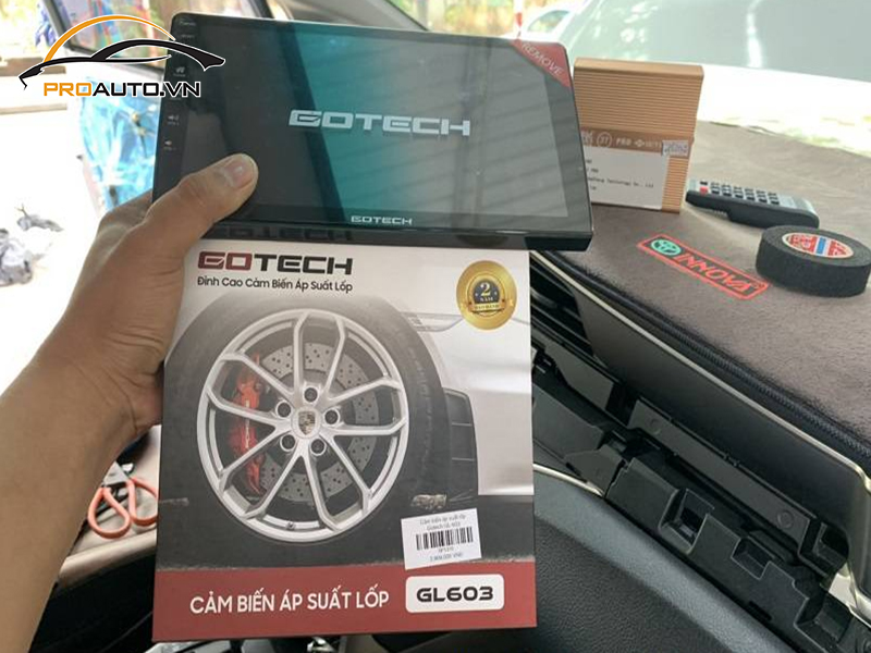 Lắp cảm biến áp suất lốp cho xe Toyota Innova