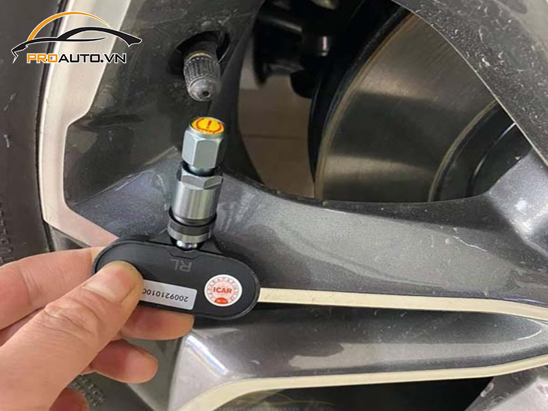 Lắp cảm biến áp suất lốp cho xe Toyota Innova