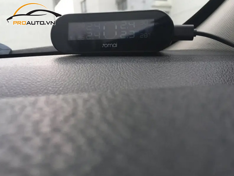 Lắp cảm biến áp suất lốp cho xe Toyota Land Cruiser