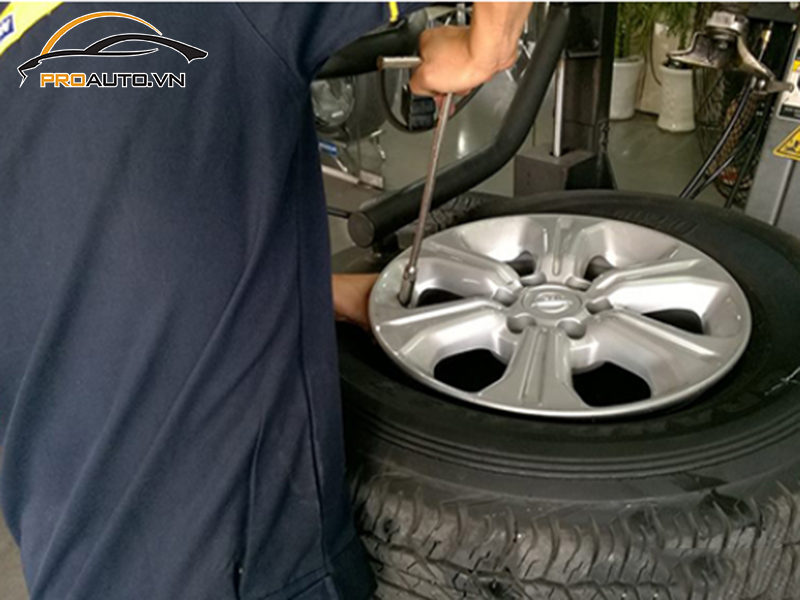 Lắp Cảm Biến Áp Suất Lốp Cho Xe Nissan Navara