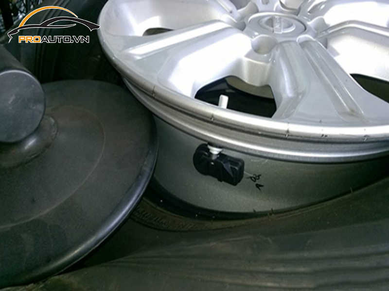 Lắp Cảm Biến Áp Suất Lốp Cho Xe Nissan Navara