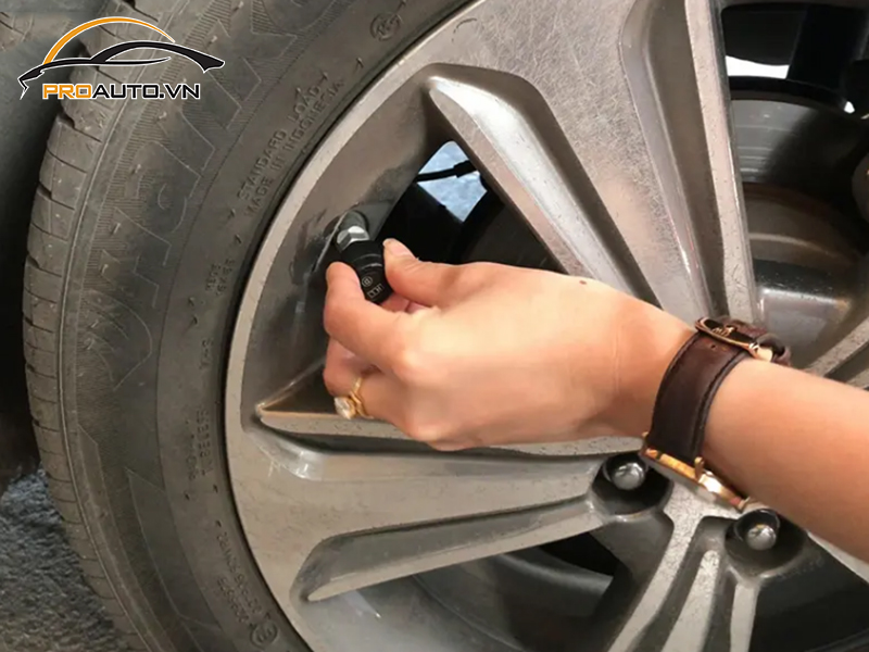 Lắp Cảm Biến Áp Suất Lốp Cho Xe Suzuki Swift