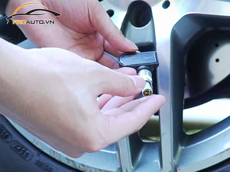 Lắp Cảm Biến Áp Suất Lốp Cho Xe Nissan Teana