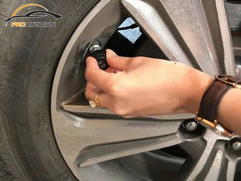 Lắp Cảm Biến Áp Suất Lốp Cho Xe Ford Tourneo