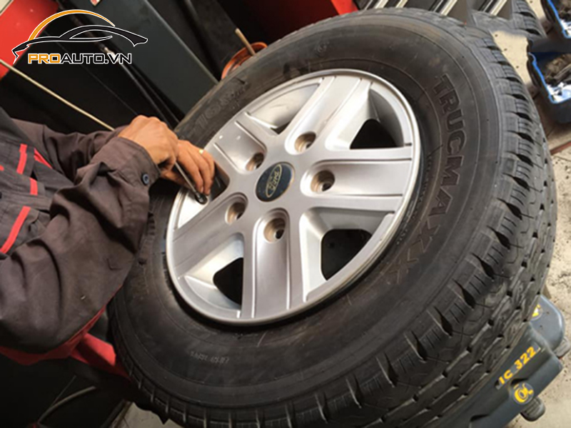 Lắp Cảm Biến Áp Suất Lốp Cho Xe Ford Transit