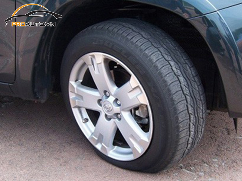 Lắp cảm biến áp suất lốp cho xe Toyota Fortuner