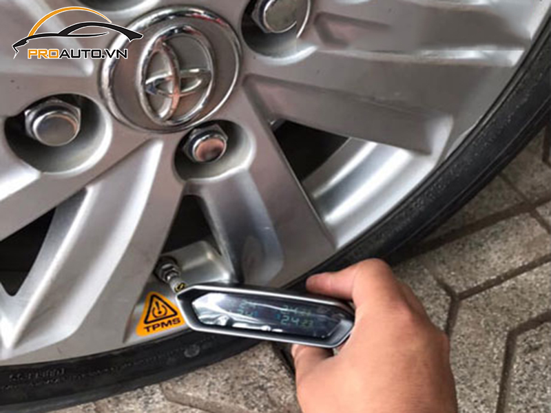 Lắp cảm biến áp suất lốp cho xe Toyota Vios
