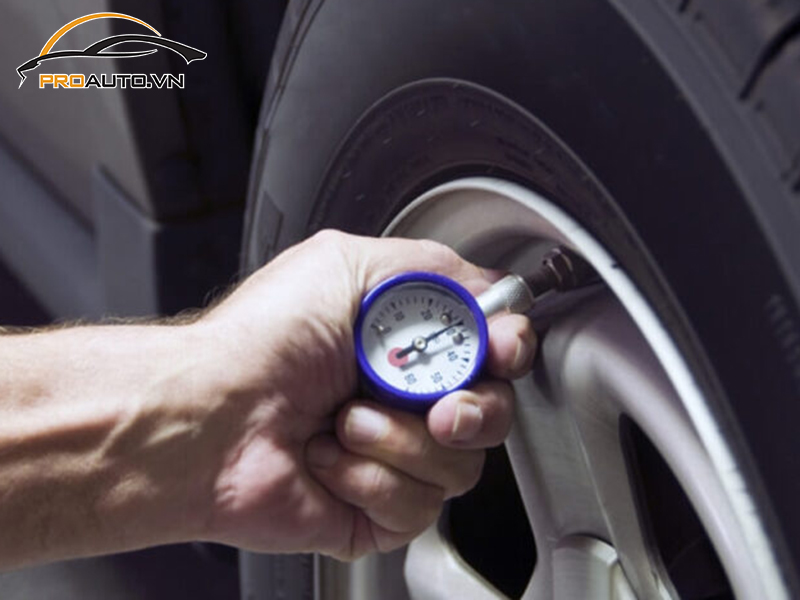 Lắp cảm biến áp suất lốp cho xe Toyota Vios