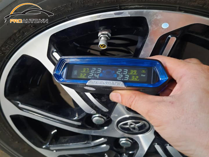 Lắp cảm biến áp suất lốp cho xe Toyota Wigo