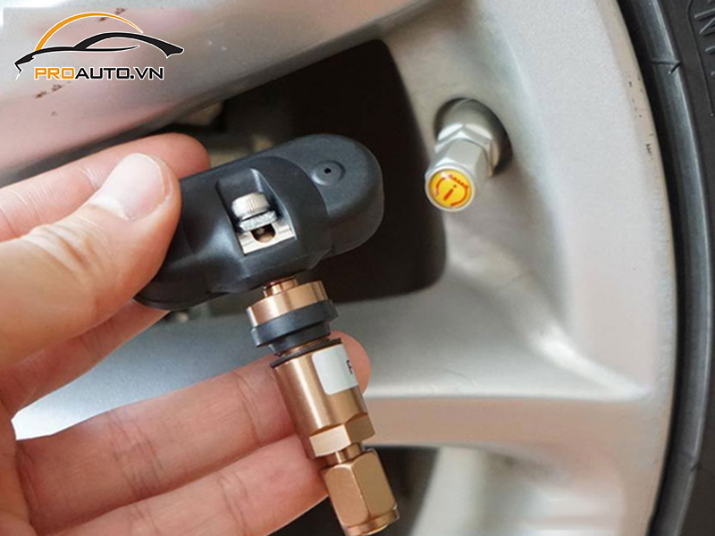 Lắp cảm biến áp suất lốp cho xe Toyota Yaris