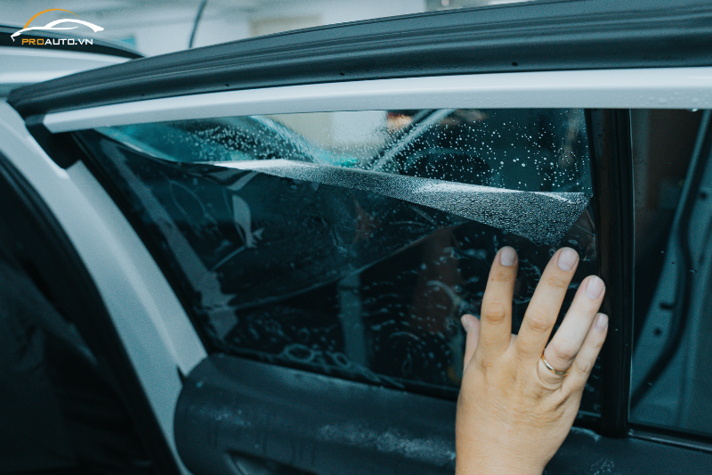 Cận cảnh dán phim cách nhiệt xe Mazda 2 tại PROAUTO.VN