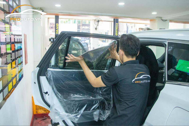 Chọn phim cách nhiệt cho vị trí kính sườn sau và kính khoang