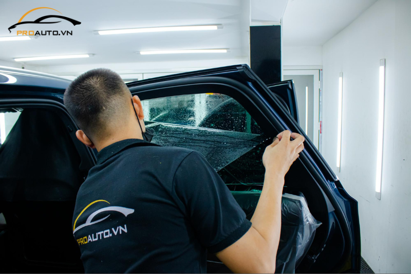 Chọn phim cách nhiệt cho vị trí kính sườn sau và kính khoang