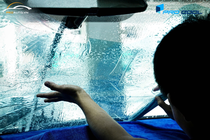 Chọn vị trí kính lái dán phim cách nhiệt xe Ford Ranger