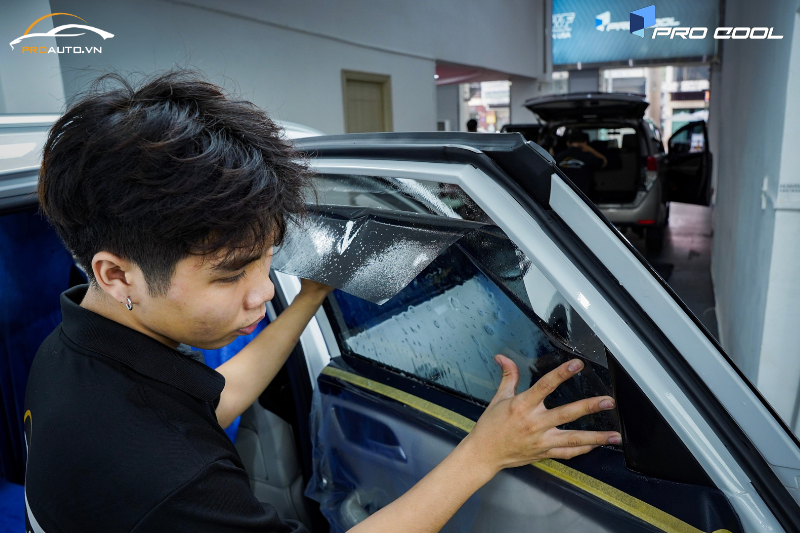 Chủ xe chọn dán phim cách nhiệt xe Ford Explorer tại kính sườn sau