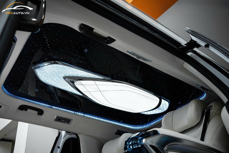 Chủ xe độ trần ánh sao xe ô tô kết hợp đèn trần vũ trụ